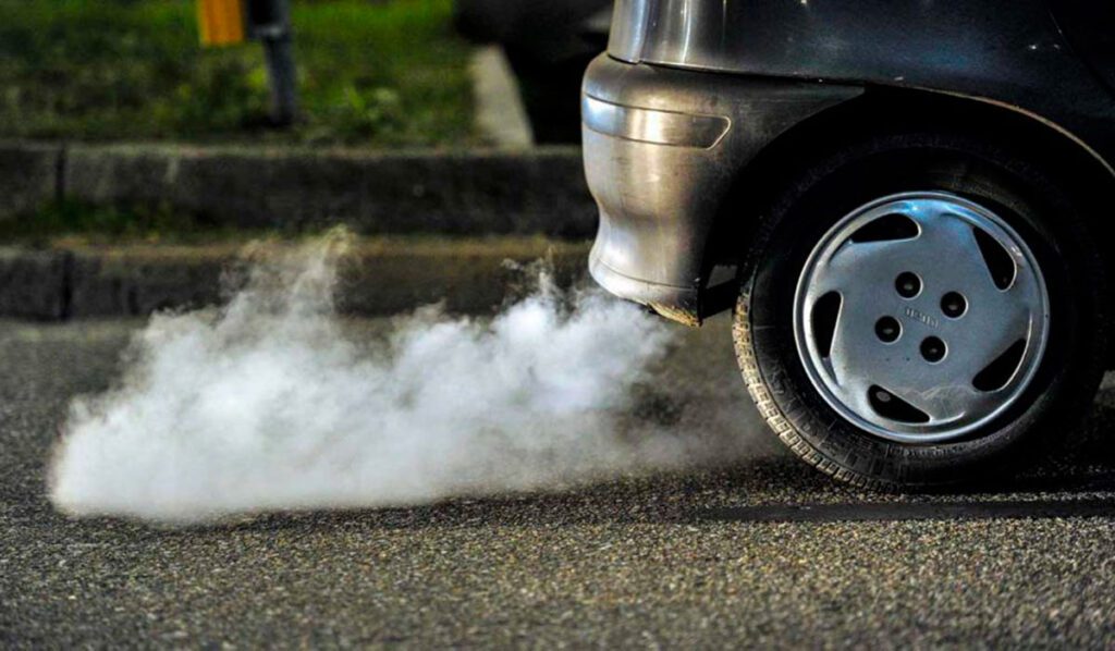 Motor con humo saliendo del escape