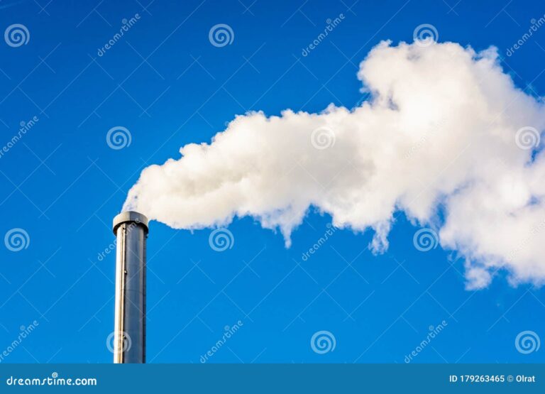 humo blanco saliendo de una chimenea metalica contra el cielo azul larga nube sale un profundo 179263465