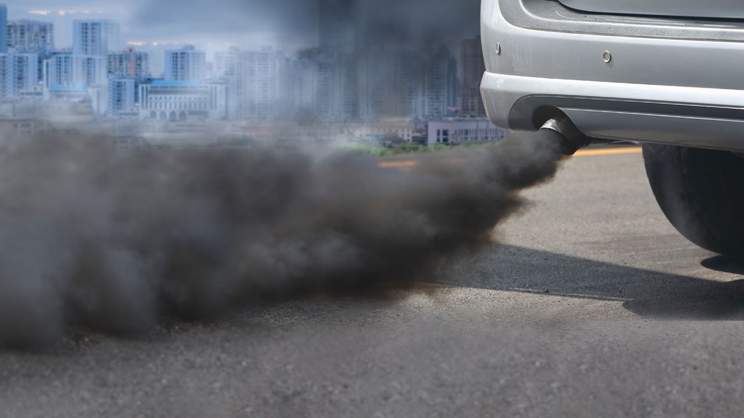Vehículo con humo negro saliendo del escape