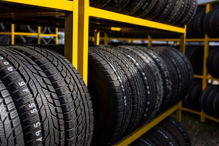 Llantas de automóvil en correcto almacenamiento