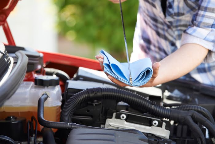 Aceite de motor bajo en el coche