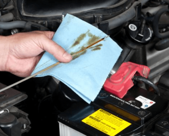 Motor de un coche con exceso aceite