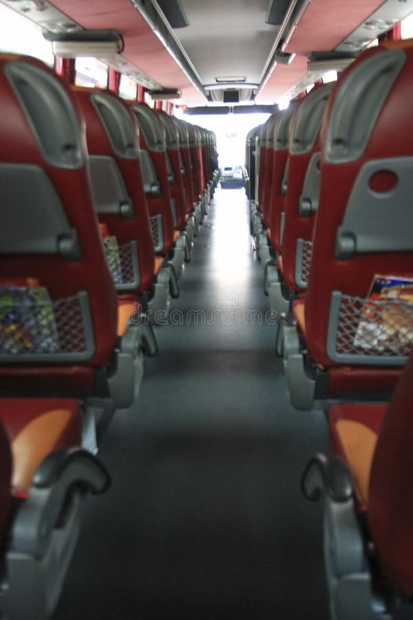 interior del omnibus grande del coche con los asientos de cuero 12534496