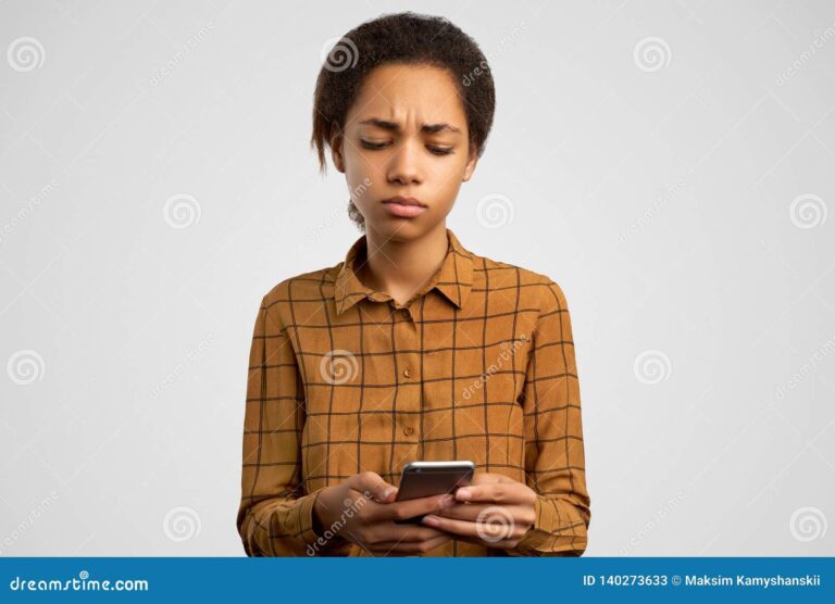 la muchacha trastornada melancolica hace mueca de desesperacion sostiene smartphone lee las noticias disapponting mirada miradas 140273633