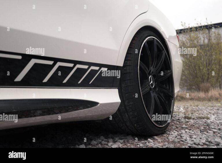 la rueda trasera de aleacion negra brillante en un mercedes 2013 benz e63s amg w212 saloon en blanco con amg negro rayas laterales 2fknggw