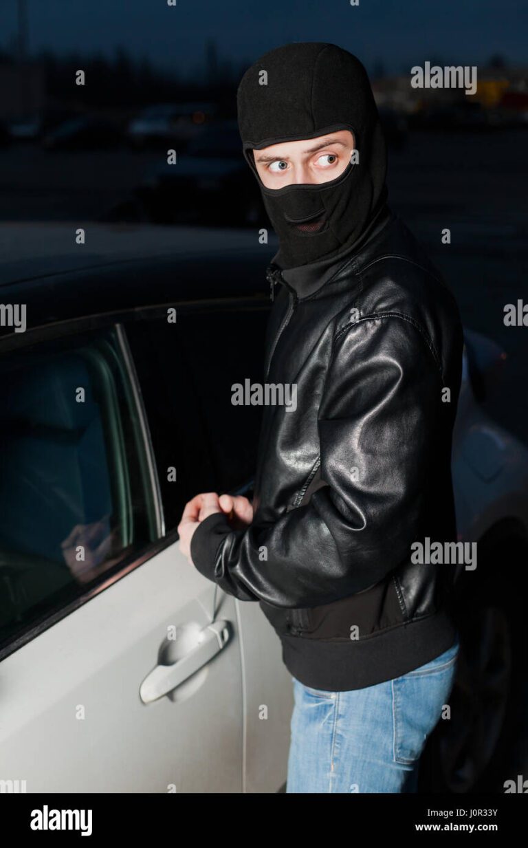 Cómo abrir la puerta de un carro cuando se quedan las llaves adentro 1 ladron macho manos intentando abrir puerta del automovil con el destornillador carjacker desbloquear el vehiculo carjacking peligro j0r33y