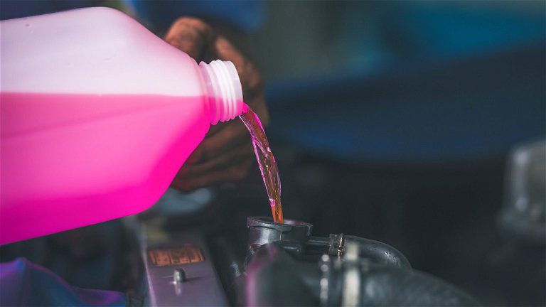Anticongelante de diferentes colores en recipientes