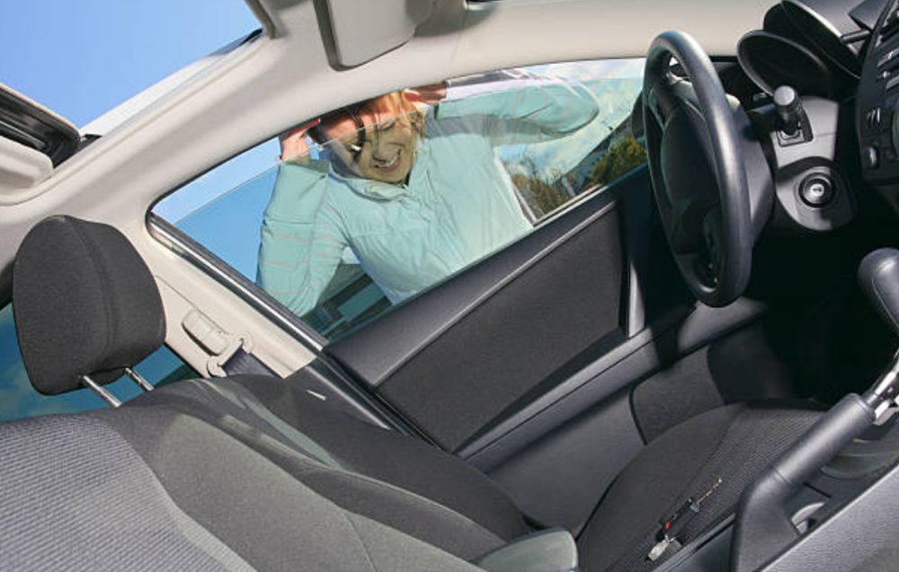 Llaves dentro de un coche cerrado