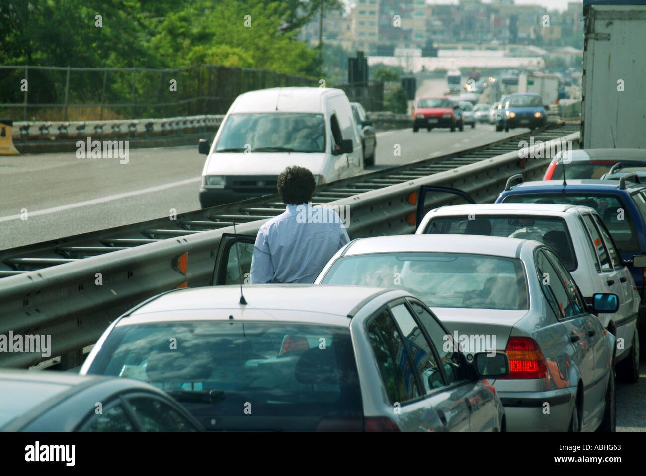 Coche atascado en una carretera congestionada