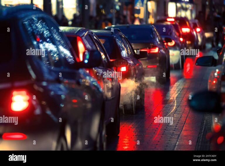 los coches de pie en el atasco de trafico en una calle lateral por la noche 2h7c4dy