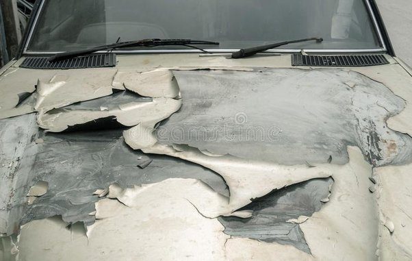 Auto con pintura desgastada por la radiación