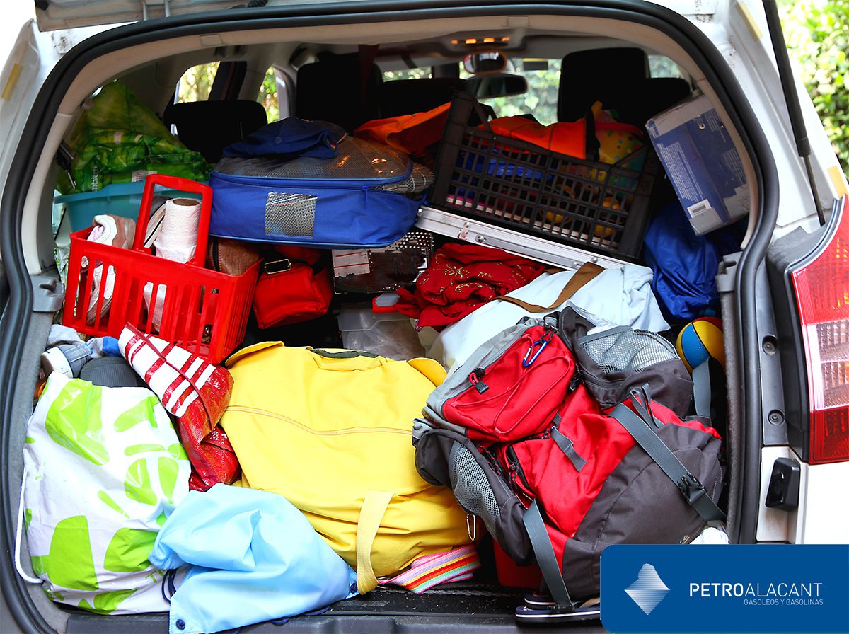 Maletero de coche lleno de equipaje