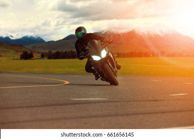 Qué es lo que le da fuerza a una moto 5 Moto en curva mostrando su potencia