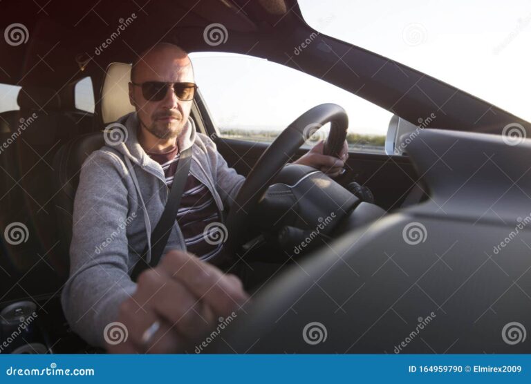mano de conductor revisando el sistema acondicionamiento aire con flujo frio en coche controlador la ruta unidad monitor 164959790