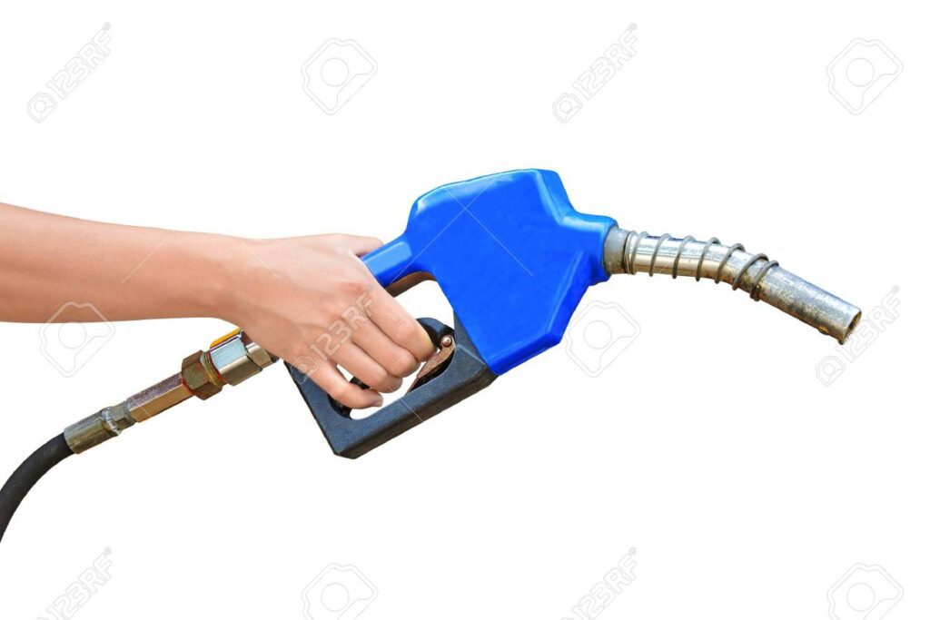 mano sosteniendo una boquilla de gasolina
