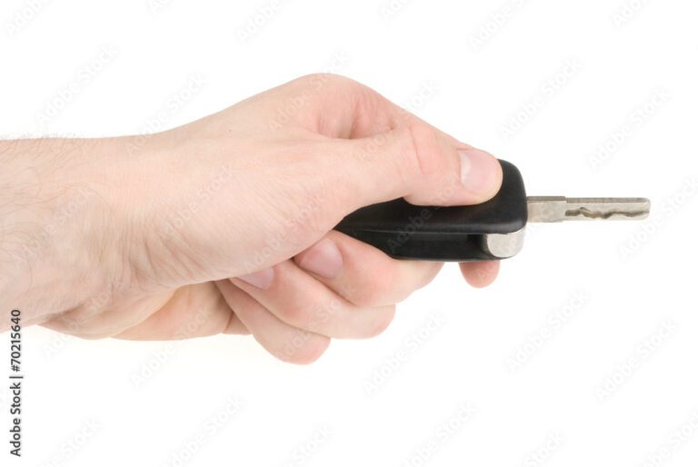 mano sujetando llave de coche