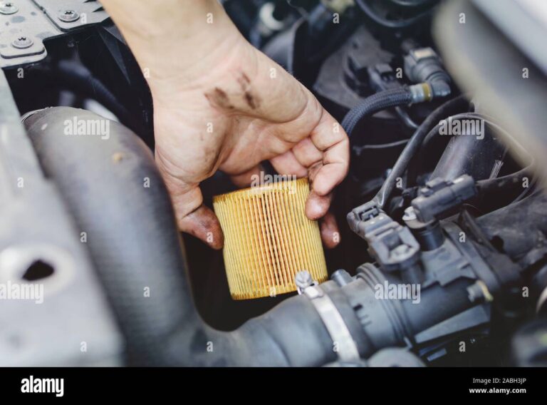 Guía práctica para cambiar los filtros de aire y aceite de tu coche 1 manos cambiando filtro de aire y aceite