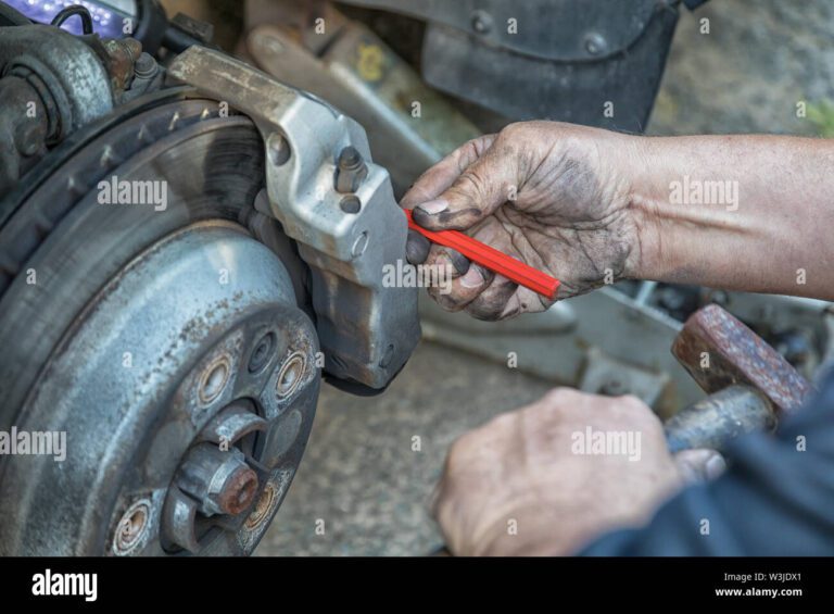 Cuándo cambiar los frenos de tu coche 1 manos cambiando pastillas de freno de coche