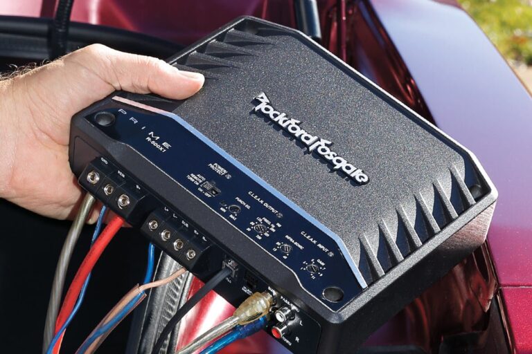 manos instalando un amplificador de audio