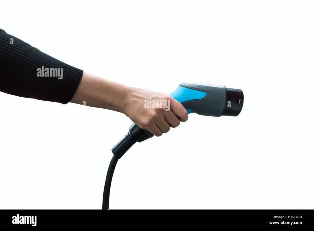 manos sosteniendo un cargador de coche