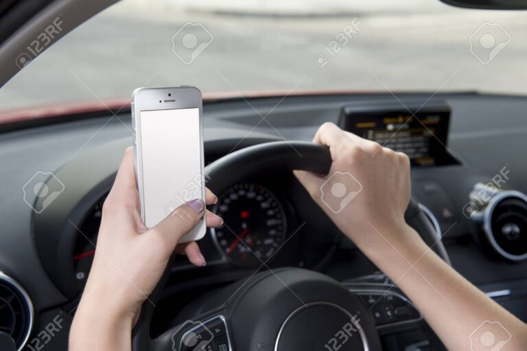 manos sosteniendo un volante y pantalla