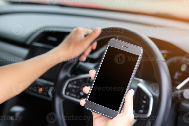 manos sujetando un telefono y volante