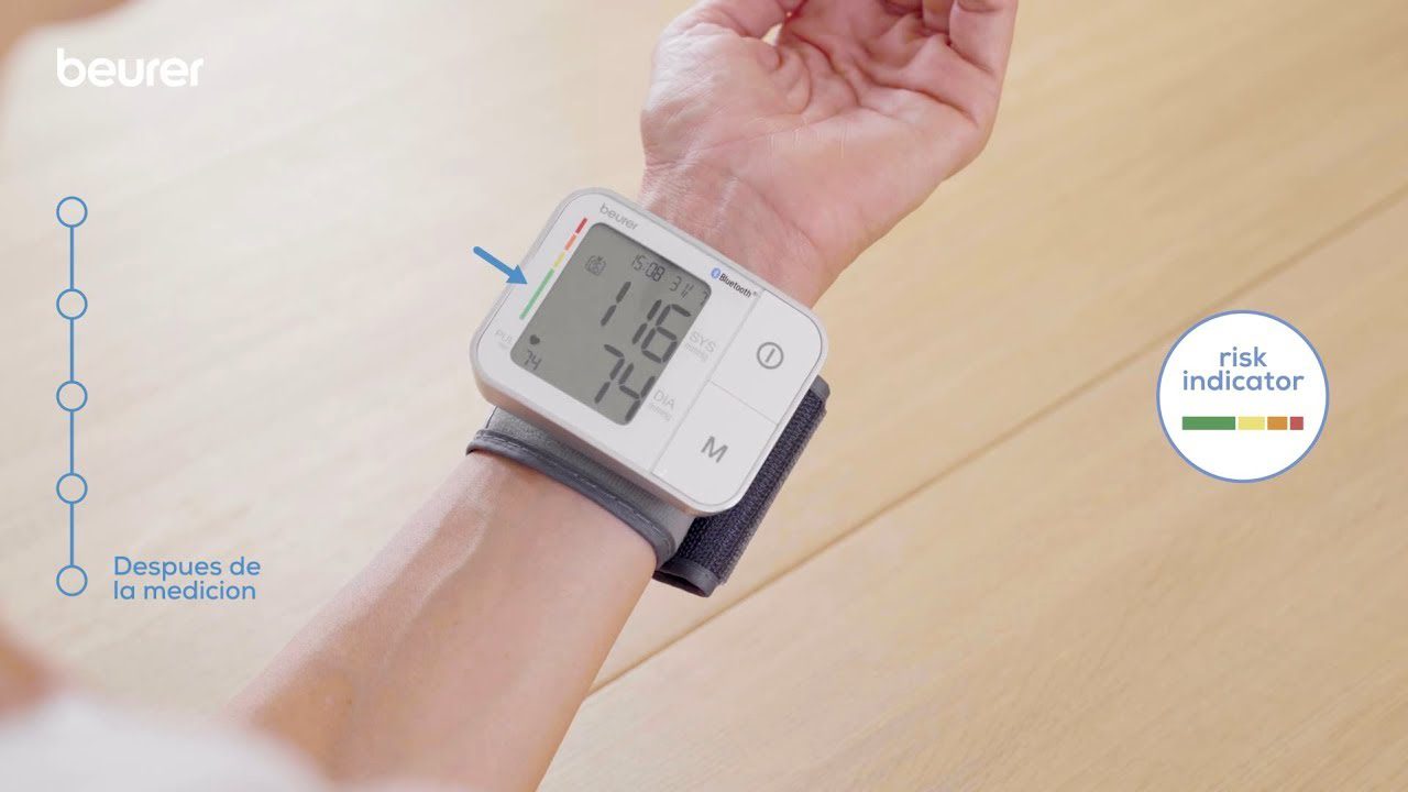 Manos utilizando aplicación de medición de presión