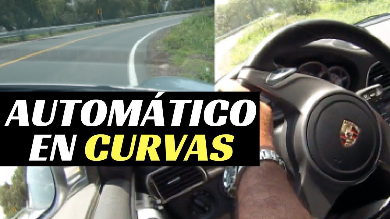Automóvil automático en funcionamiento en la carretera