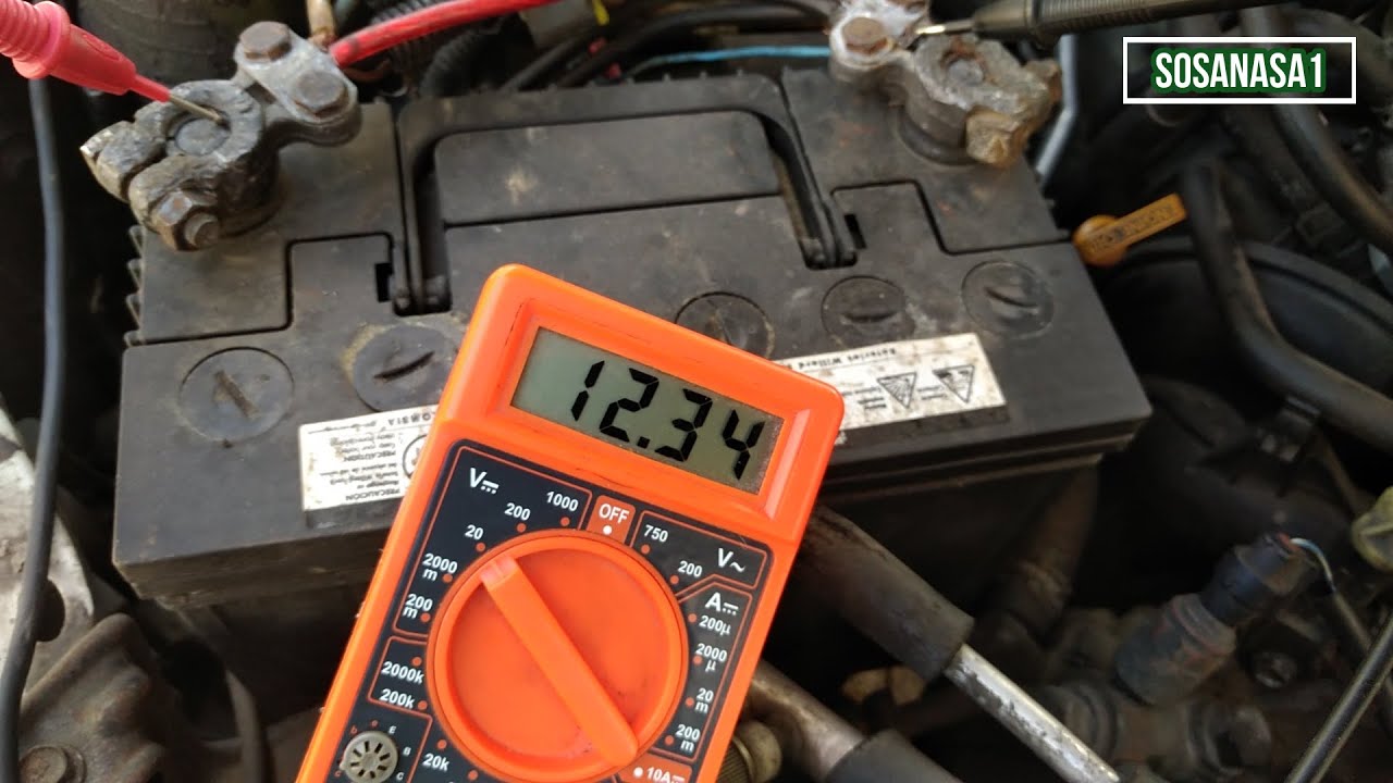 Medición del voltaje de una batería de carro