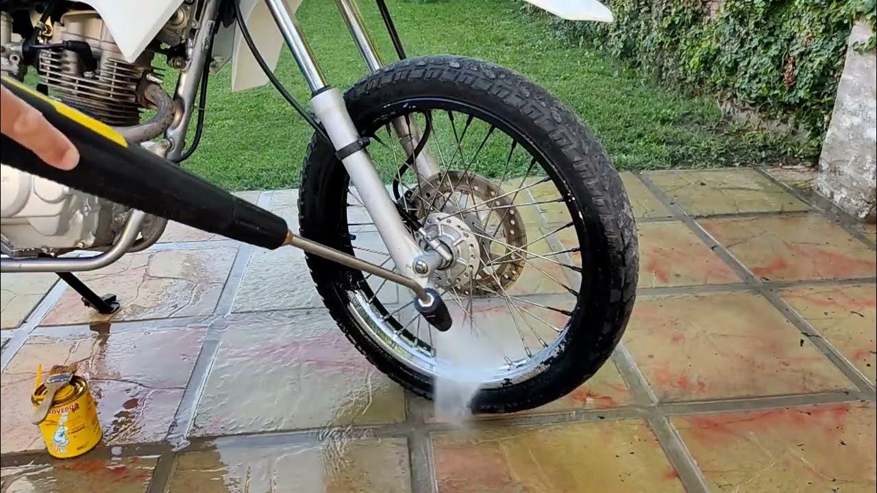 Trapos inadecuados dañando pintura de moto