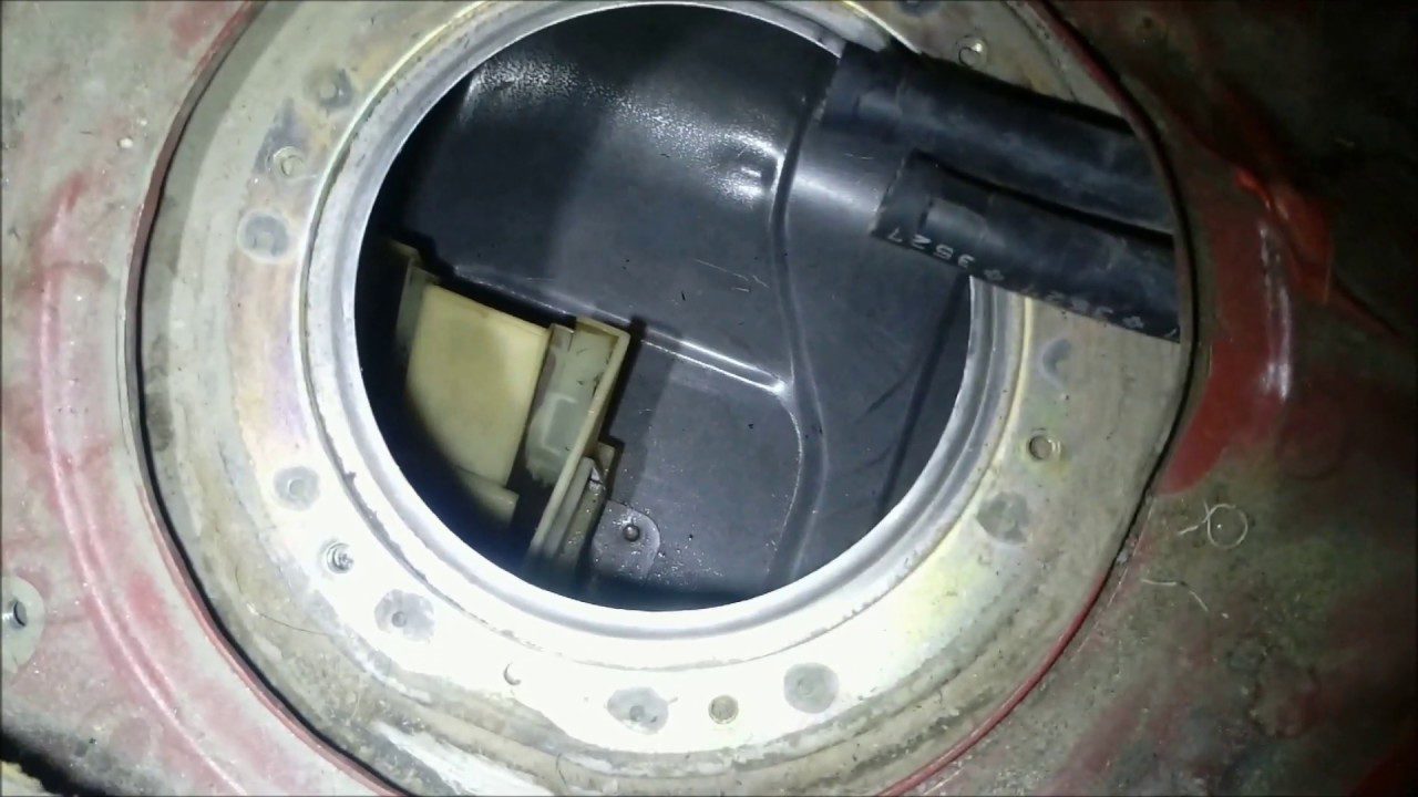 Persona llenando tanque de gasolina Tsuru 2002