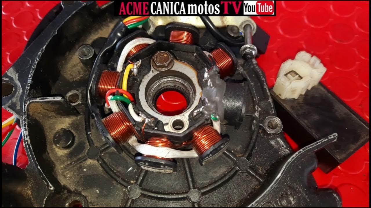 Qué es lo que le da fuerza a una moto 4 Chispa encendiendo combustible en motor de moto