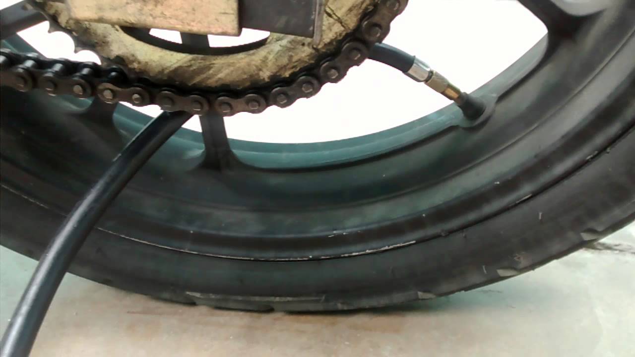 Inflando una llanta de moto correctamente