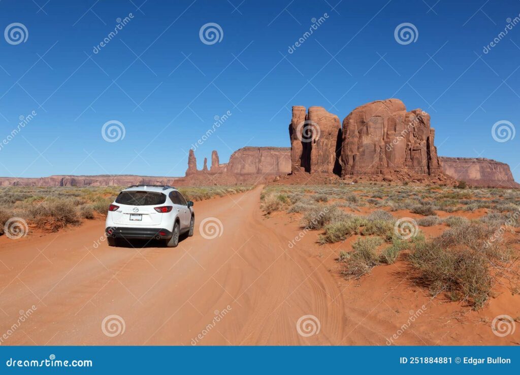 mazda cx en una ruta panoramica el desierto seco oljatomonument valley utah estados unidos de junio pintoresca carretera con 251884881