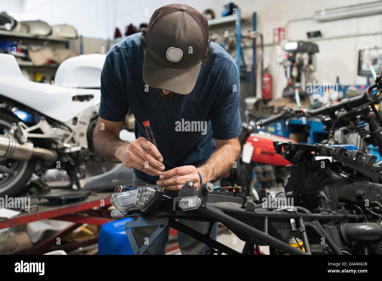 Mecánico revisando una moto en el taller