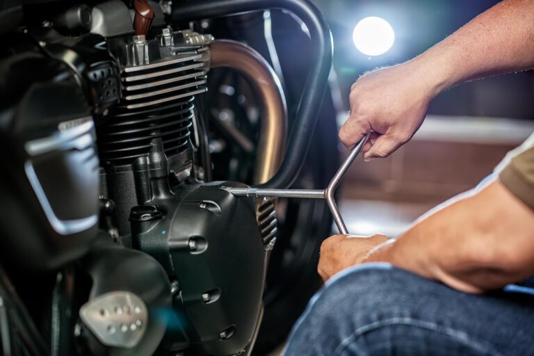 Por qué se me apaga la moto en marcha 1 mechanic repairing motorcycle using wrench or socket on the engine of motorcycle maintenance repair motorcycle concept in garage free photo