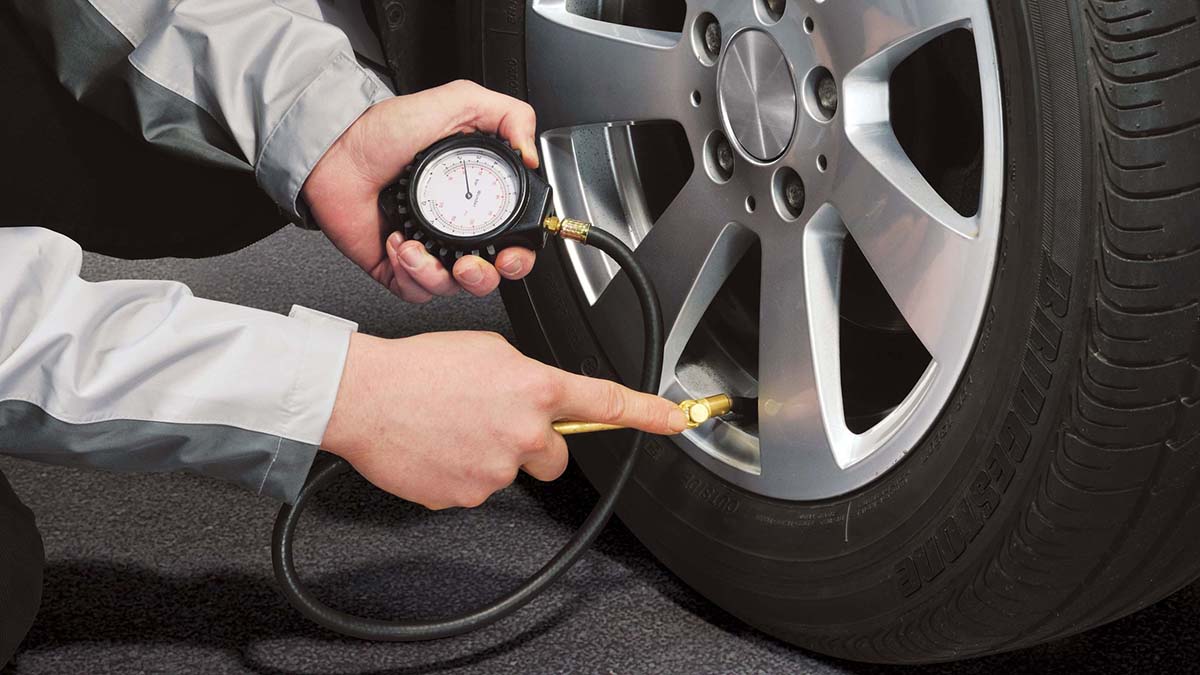 Medición de presión de llantas en estación