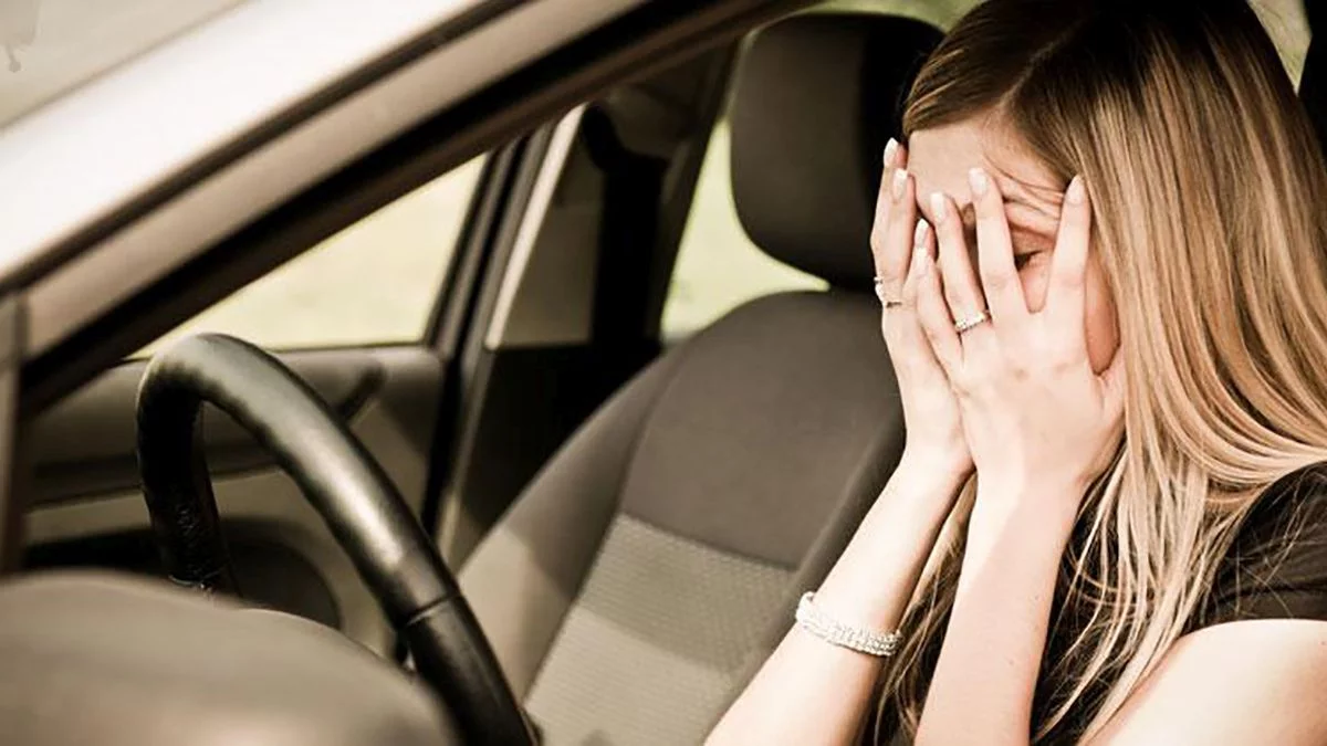 Cómo dejar de tener miedo a conducir 3 Persona con expresión de miedo al conducir
