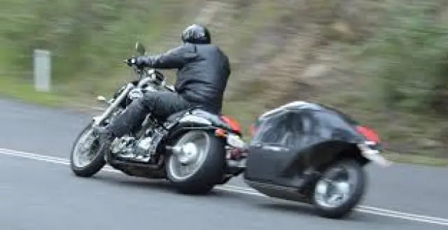 Moto con remolque circulando en carretera