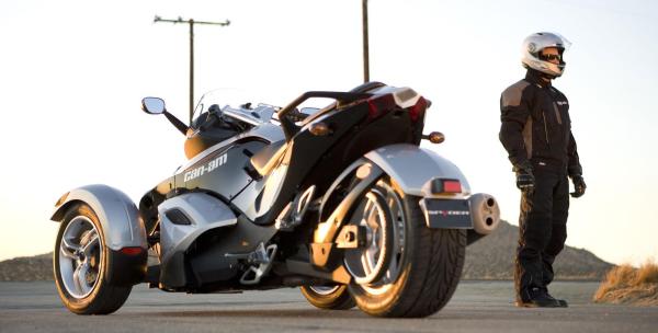 Cómo se llaman las motos con dos llantas adelante y una atrás 3 Motos de tres ruedas en diferentes marcas