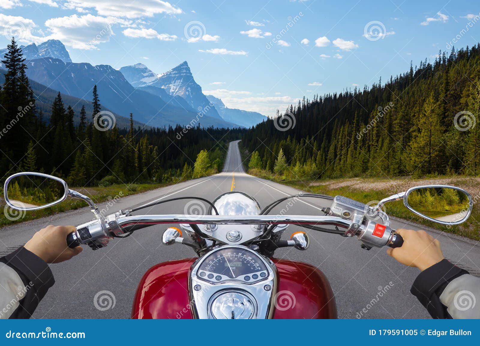 Motocicleta en una carretera panorámica
