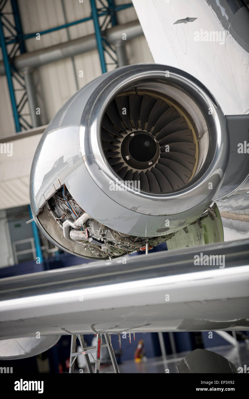 Motor de avión desmontado para inspección detallada