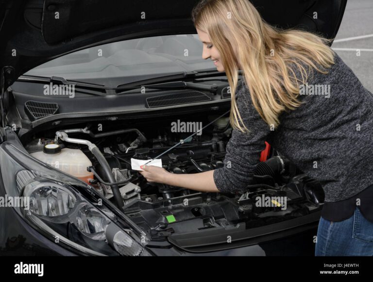 Qué pasa cuando un carro va en marcha y se apaga 1 mujer de comprobar el nivel de aceite del motor del coche j4ewth