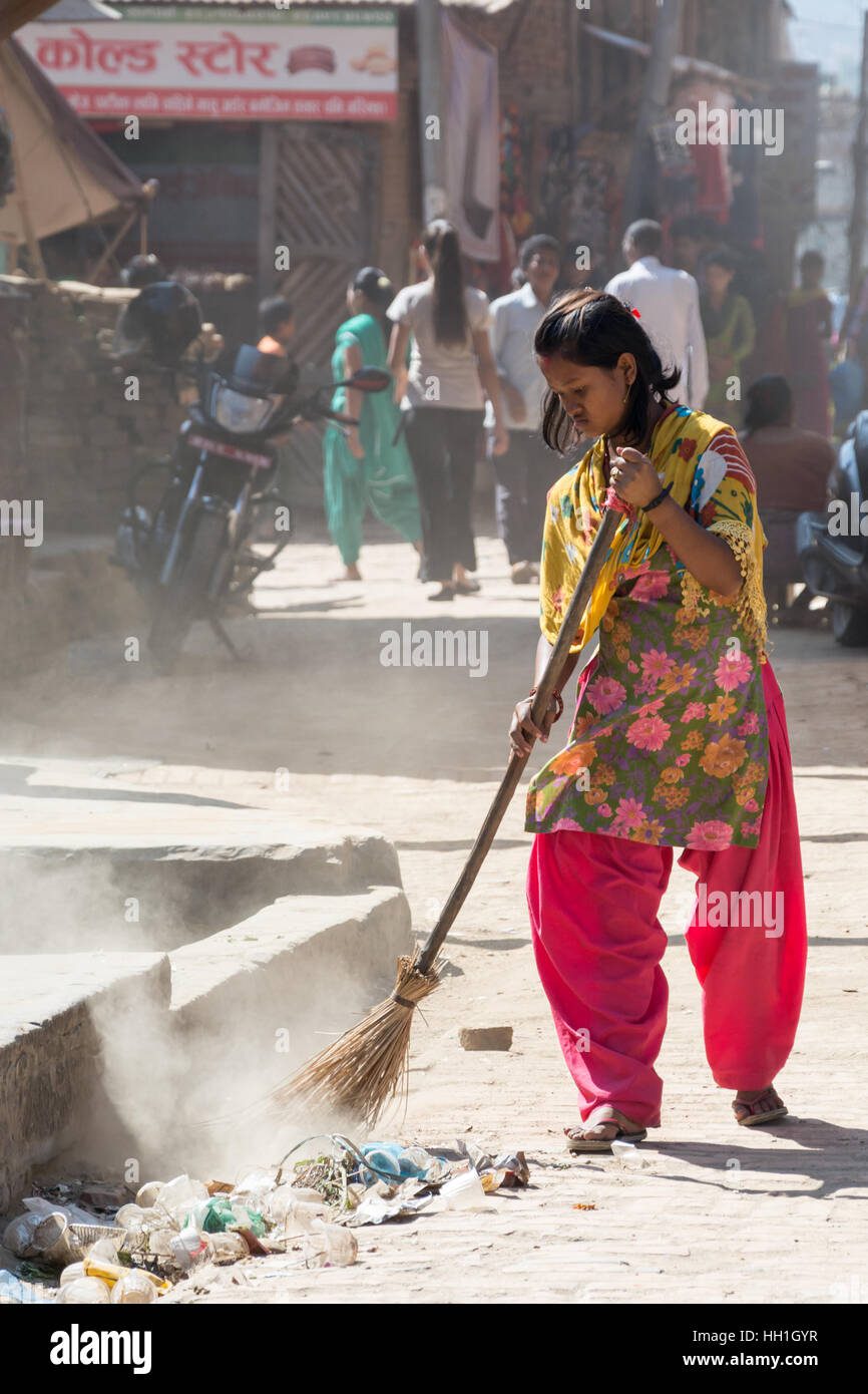 Mujer barriendo con expresión serena y concentrada