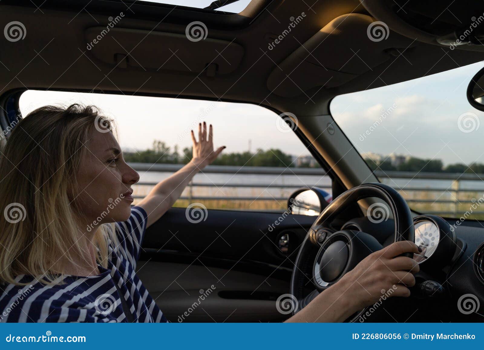 Persona conduciendo con ventanas abiertas