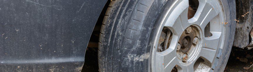 Neumáticos desgastados comparados con neumáticos nuevos