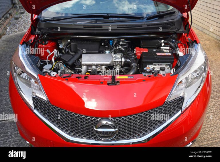 Por qué mi carro hace un ruido cuando lo prendo 1 nissan note tekna super mini berlina coche con capo capo levantado mostrando un motor gasolina de 1 2 litros e330cw