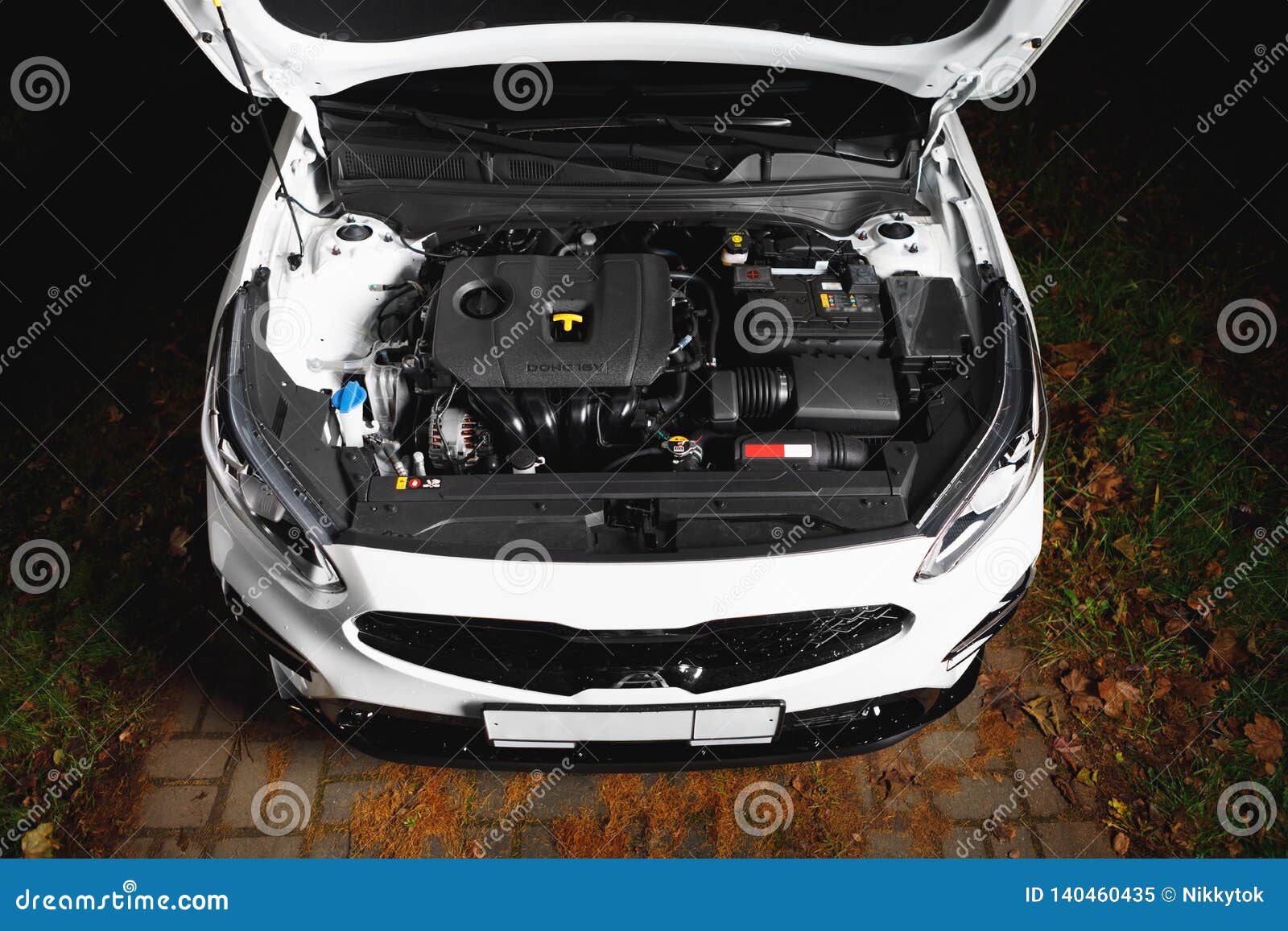 Motor humeante bajo el capó del coche