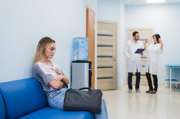 Mujer esperando en sala de espera
