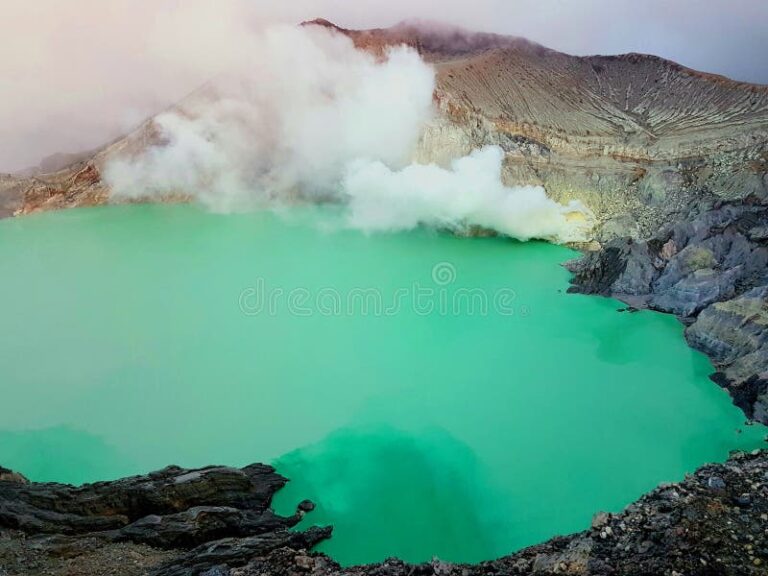 panoramica hermosa montana con lago azul y humo blanco naturaleza fantastica fantastico entorno natural 193518053